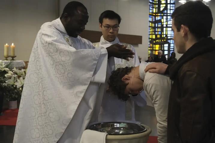 Le traditionnel chemin de croix itinérants a réuni nombre de fidèles malgré la pluie...