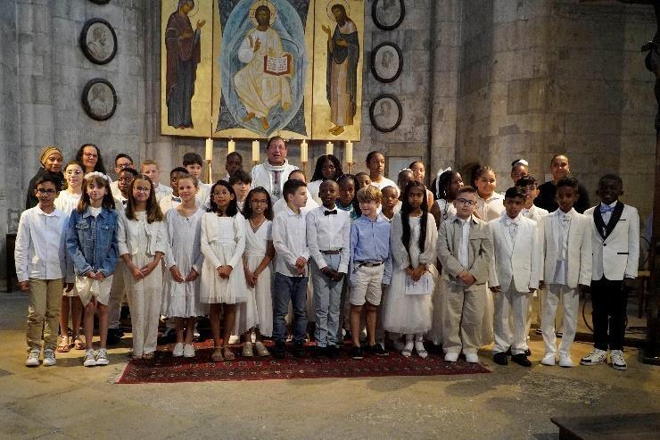 En cette solennité du très saint Sacrement, de nombreux enfants et jeunes ont fait leur Première des communions dans nos églises
melunaises.